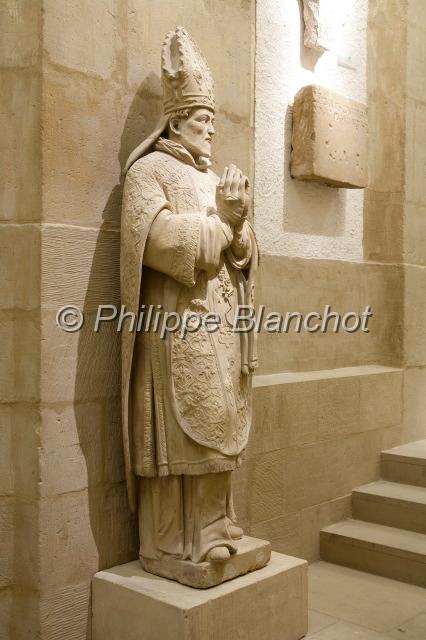 luxembourg 23.JPG - Statue dans la Basilique romane d'EchternachPetite Suisse luxembourgeoiseGrand Duché de Luxembourg